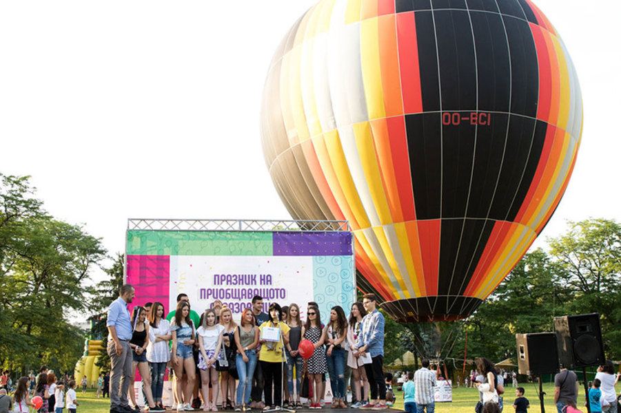 Как ученици, които направиха нещо незабравимо за един свой учител се издигнаха с балон в Южния парк