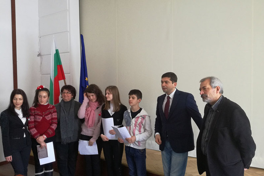 Шестокласници от СУ "Георги Бенковски", Тетевен със специално участие по време на честванията за 3-ти март в града