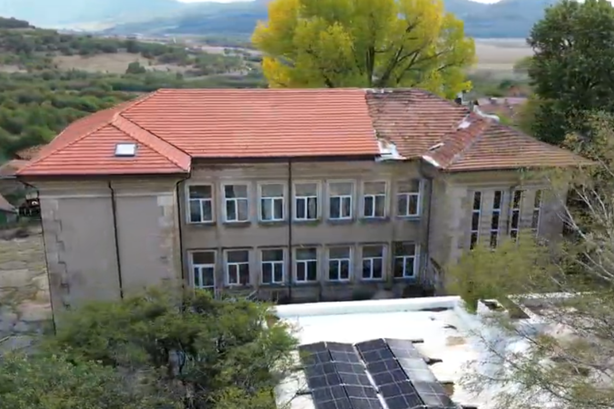 DMS Campaign to Complete the Roof of the Old School in the Village of Sturhel