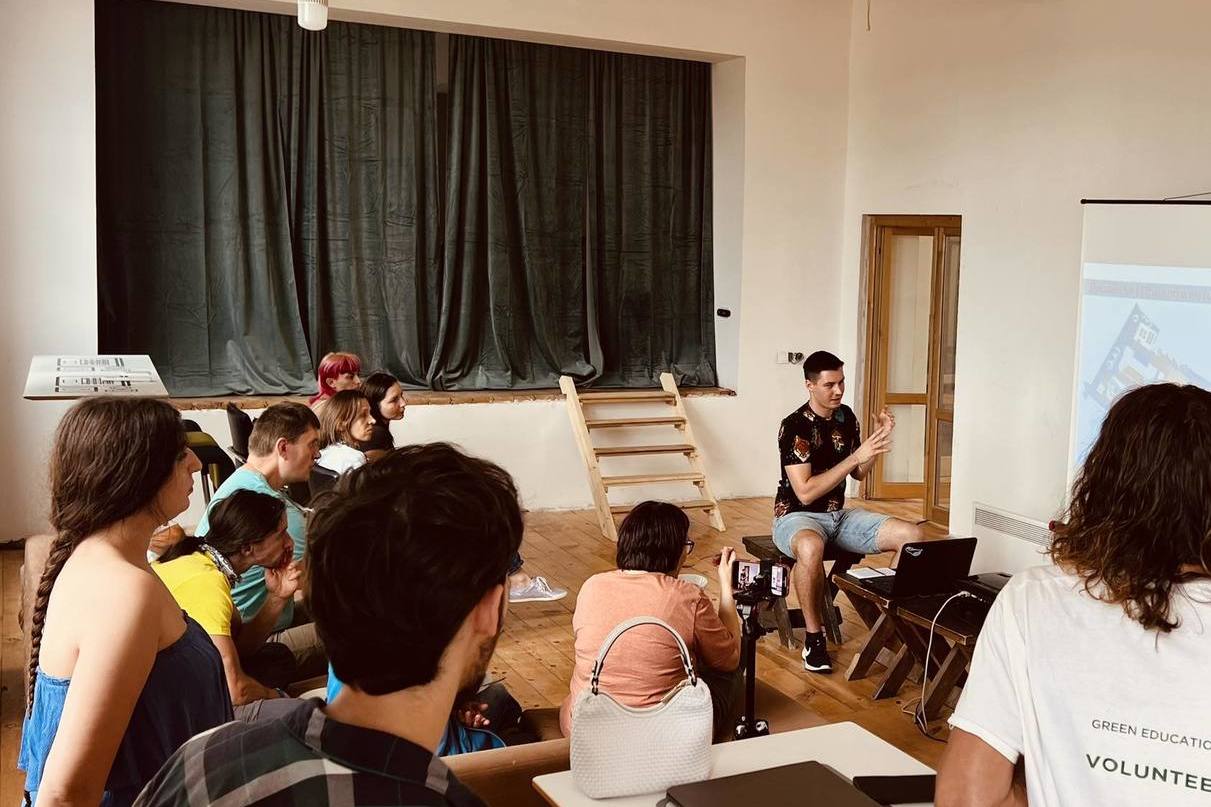 Лято на доброволчеството в Стъргел: осем млади хора от шест държави съживяват едно училище