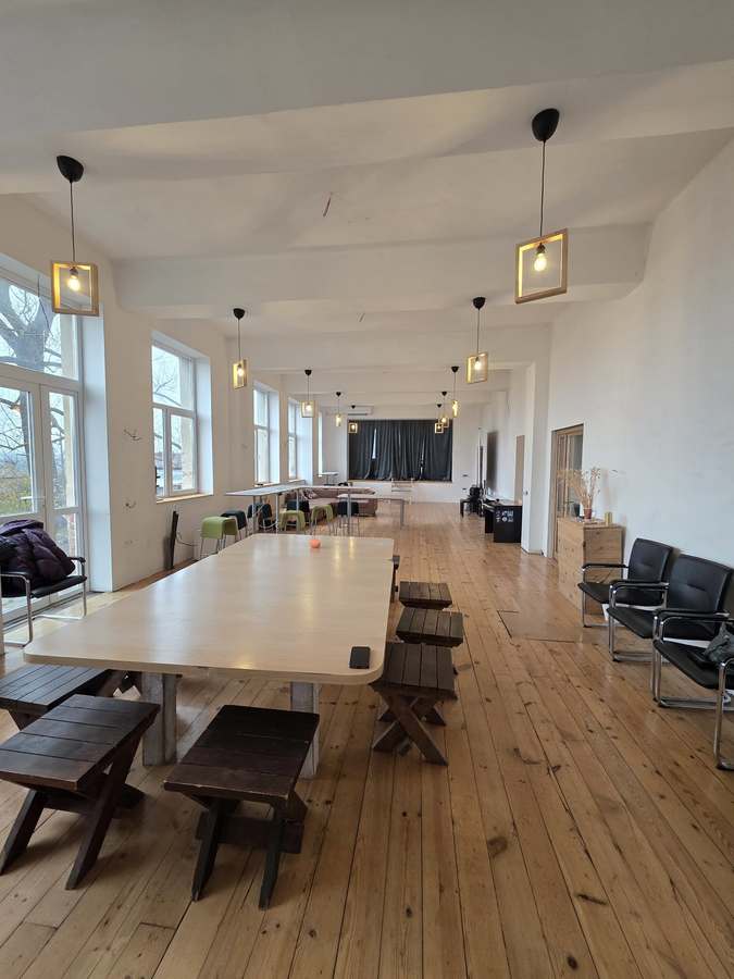 Лято на доброволчеството в Стъргел: осем млади хора от шест държави съживяват едно училище