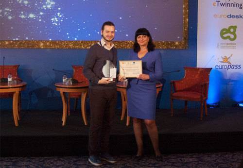 Мениджърът на проекта Стефан Стефанов получи плакет и сертификат от Татяна Калканова, изпълнителен директор на Център за развитие на човешките ресурси.