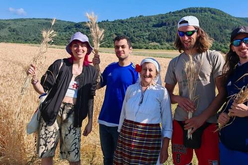 Лято на доброволчеството в Стъргел: осем млади хора от шест държави съживяват едно училище